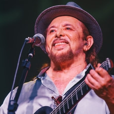 Geraldo Azevedo apresenta show voz e violão na Pupileira