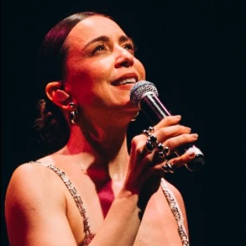 Roberta Sá celebra 20 anos de carreira com show comemorativo na Pupileira