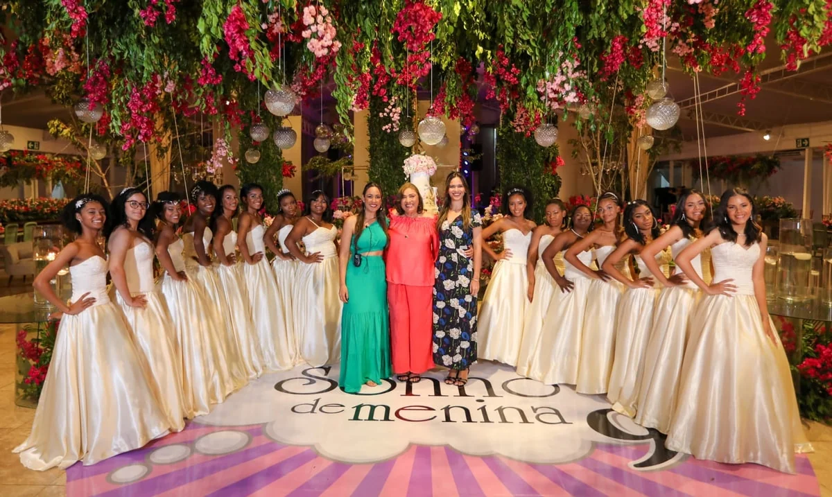 Quinze meninas em tratamento oncológico ou situação de vulnerabilidade social realizam sonho em festa de debutante